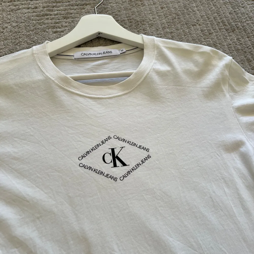 Calvin klein Tshirt vit   Storlek: Medium  Pris: 280kr. T-shirts.