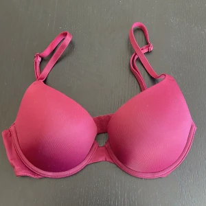 Victoria’s Secret bh i burgundyfärg! - En jättefin bh från Victoria’s Secret i burgundyfärg! Storlek 70C.  Jätteskön att ha på sig!  Säljer endast för att jag inte använt den på länge…  Pris kan diskuteras, kom med förslag💰