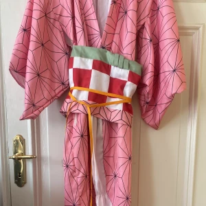 Nezuko cosplay - En cosplay som ska föreställa nezuko’s kläder ifrån demon slayer. Det saknas ett band men allt annat finns med som visas på bilderna! Den har används några få gånger och har ett band som har lossnat men det funkar bra med säkerhetsnål men syns inte!🌸