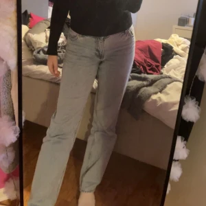 Jeans Monki - Säljer mina blå jeans från Monki, storlek 30 vilket är som 38 i vanliga storlekar. De är i bra skick! Köpta för 499kr, säljer för 249kr men pris kan diskuteras.