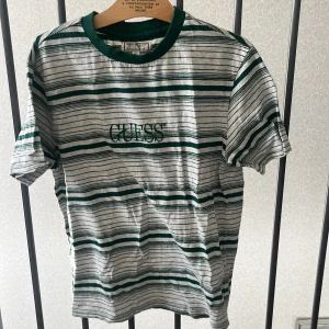 Randig T-Shirt Guess - En randig T-Shirt i storlek small från märket guess.  Väl använd men inget fel på tröjan i sig, fri från hål och fläckar osv. 