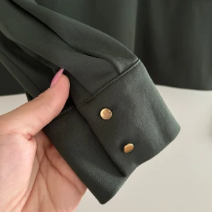 Grön blus - Grön blus med guldiga detaljer. Storlek M, använd 1 gång. 