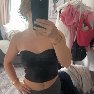 Svart skinn korsett  - Köpt på zara för ca 1 år sen men inte kommit till använd. Storlek L men sitter perfekt på mig som bär M. 