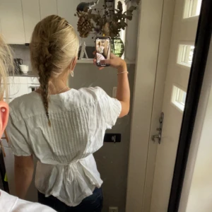 Blus  - Säljer en blus som inte kommer till användning, vet dock inte märket men i storlek 38/s-m lite stor på mig som har xs men funkar pris kan diskuteras, skriv vid fler bilder eller frågor 😊🩷