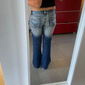 Vintage bootcut jeans | S - Snygga bootcut jeans i storlek S. Fina detaljer på baksidan. Mått: Ytterbenslängd- 104cm Innerbenslängd: 82cm Midjemått: 40cm rakt över 