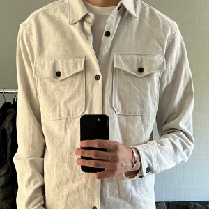 Overshirt  - Beige overshirt i fint skick! Hör av er vid minsta fundering eller intresse😁