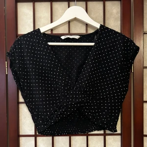 Prickig croptop Zara - Prickig croptop i mörkblått från Zara i strl xs 