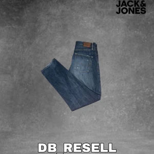 Jack & jones jeans slitningar - Tja säljer då ett par snygga mörkblåa  jack & jones jeans med slitningar. Skick 8.5/10 bra passform säljs då de är för stora. Kontakta 📩 oss via dm vid intresse och kom med prisförslag !