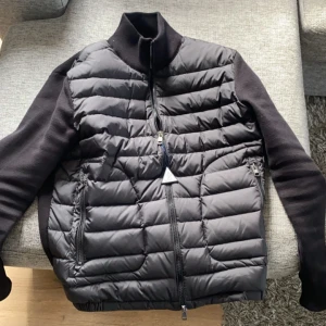 Moncler cardigan  - Jackan är använd få tal gånger, och är i  nyskick, påse, labels och tag ingår. Nfc och qr kod funkar som de ska👍🏼 hör av er vid frågor och funderingar 