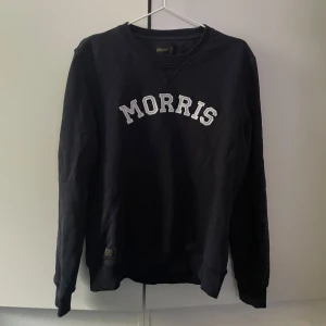 Morris  - Mörkblå Morris tröja i storlek S. Bra skick, priset kan diskuteras. 