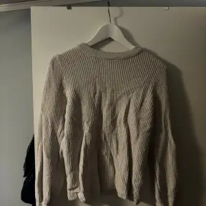 Säljer en supermysig beige stickad tröja. Den har en ribbad struktur och långa ärmar, perfekt för kyliga dagar. Tröjan är i bra skick och passar perfekt till både jeans och kjol. Perfekt för höst och vinter!