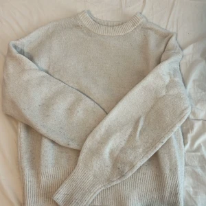 Beige stickad tröja från BikBok - Mysig vit stickad tröja från BikBok i storlek XS. Lite nopprig men fortfarande bra skick.