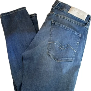 Replay Anbasss - Fina blåa Replay jeans i storlek W|34 passar även mindre storlekar och sitter bra ända ner till W|30 , kan nog sitta lite tajt på 34 men de är som sagt slim.
