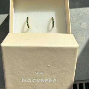 Mockberg örhängen  - Örhängen från mockberg med gröna stenar, plupparna har jag tagit till andra örhängen. Själva örhängena har jag knappt använt. Fått i studnet present men tyvärr ej min stil, så har tyvärr inget kvitto💓