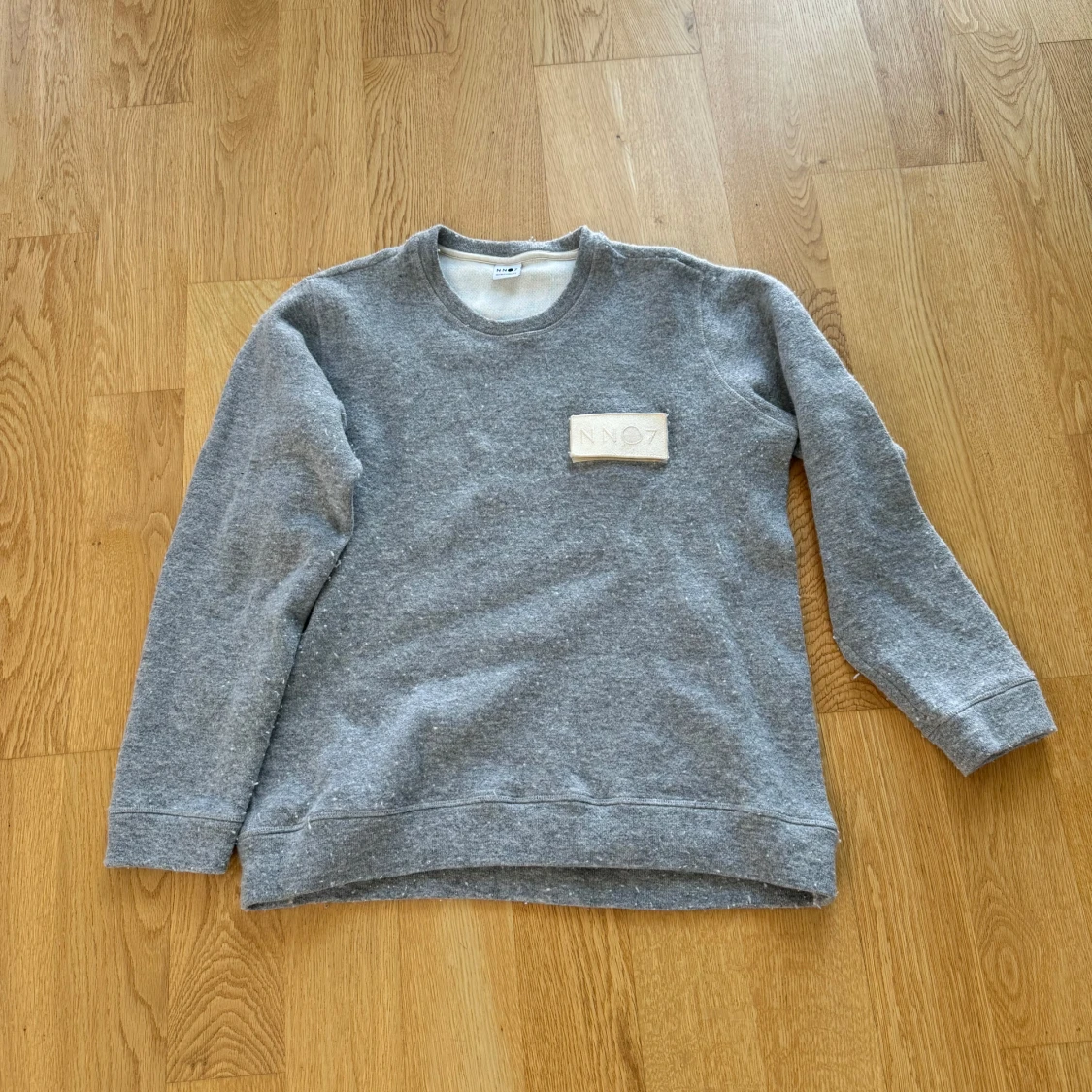 Grå sweatshirt med patch