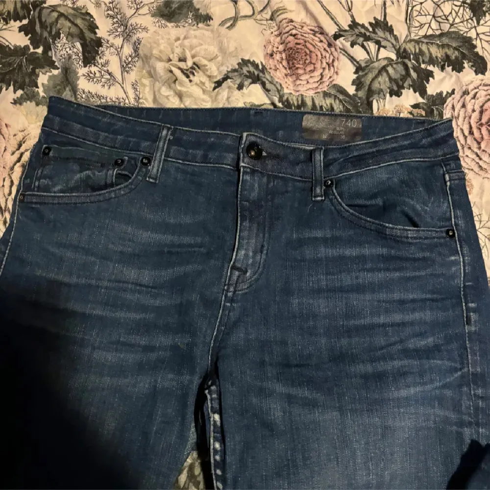 Lågmidjade mörkblåa jeans som är i toppenskick . Jeans & Byxor.