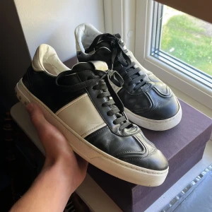 Valentino flycrew - Valentino flycrew! Använda rätt mycket så finns skavanker. Storlek 43,5. Box dustbags, nya snören och kort medföljer, kvitto finns även på sista bilden! Extra nitar finns även med.
