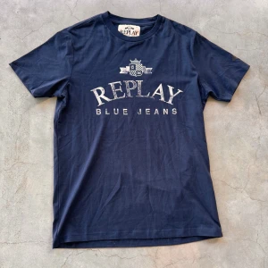 Replay t shirt  - En riktigt fet replay t shirt i mycket fint skick🤩🤩🥳🥳 T shirten är i färgen mörkblå!🥳 Den är i storlek M!🎉💸👍 Säljer den för 370kr🤑🤑💸  Vid minska fundering kontakta mig!!🤩🤩🙏🥳