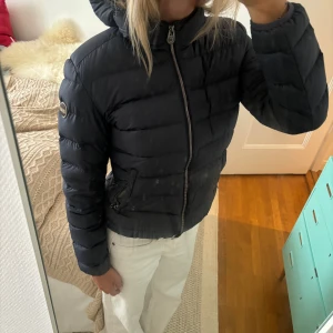 Ladies Down Colmar dunjacka - Säljer min superfina Colmar pga att den inte används, den är i jättefint skick! Färg är 68 Navy-Stud, den är figursydd och lite tjockare än den vanliga modellen, jag har använt den vinter, höst och vår. Nypris: 5500. Passar mig som har s/36🩷