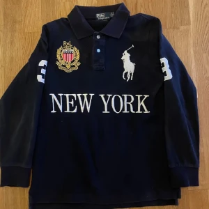Polo Ralph Lauren Longsleeve - Skit snygg Ralph Lauren longsleeve som jag säljer för jag har tröttnat på den. Den är i bra skick (8-9/10) Pris kan diskuteras vid snabb affär 