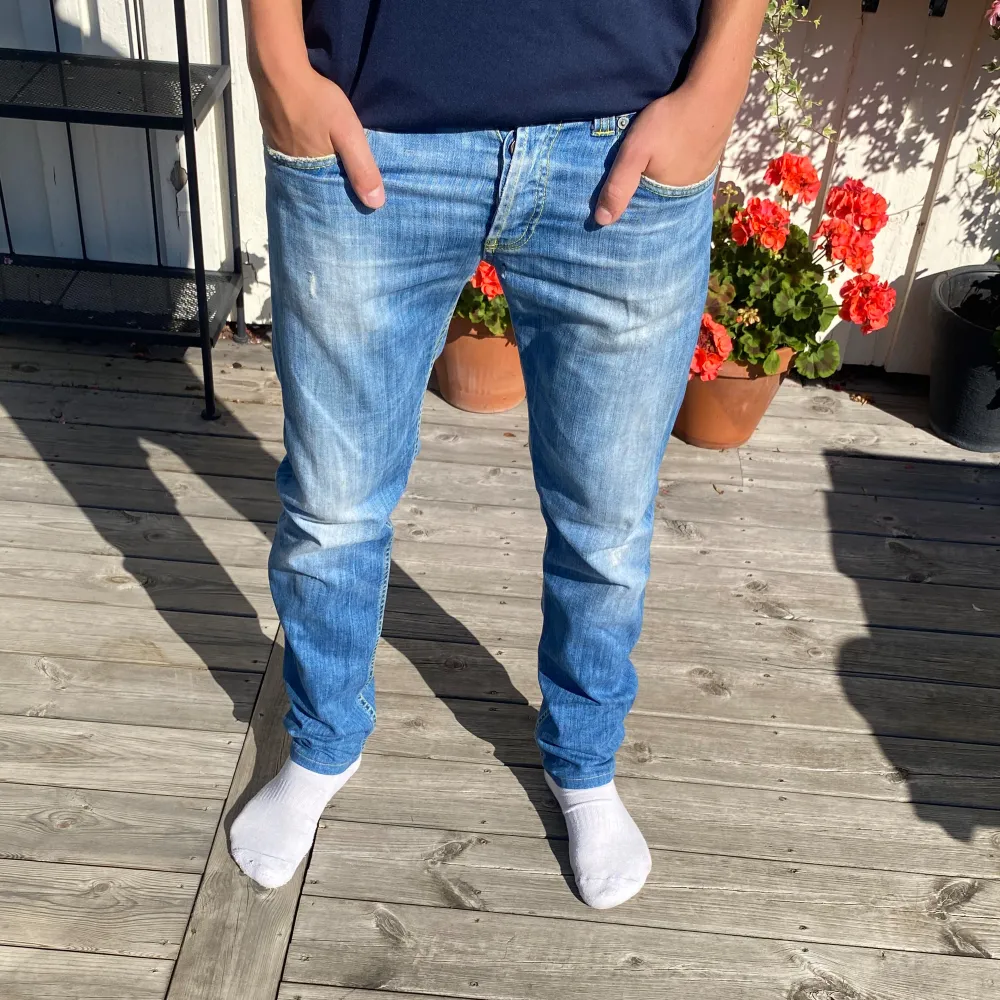 | Riktigt feta Dondups i ljusblå | Skick 8/10 | Modellen på bilden är 181cm | Tveka inte på att skriva om du har frågor eller funderingar💫. Jeans & Byxor.