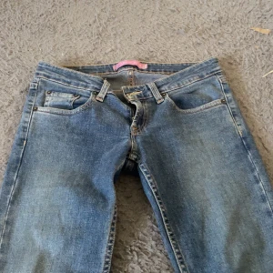 levis jeans - lågmidjade jeans från levis. snygga detaljer på bakfickorna🤩 midjemått: 38 cm innerbenslängd: 80 cm 