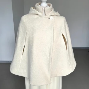 Poncho - Så fin oanvänd poncho utan defekter. Hör av dig vid frågor💗