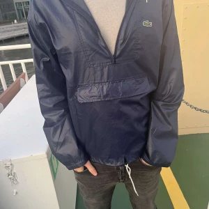 Lacoste vindjacka  - Storlek m. Jacka från 80-talet som är svår att hitta, stilren och praktisk. Perfekt för dig som älskar vintage kläder. Pris kan diskuteras 
