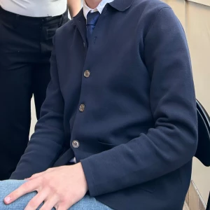 Mörkblå kavaj med knappar - Säljer en stilren mörkblå kavaj med knappar framtill från John Henric. Storlek M