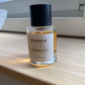 Essnce parfym  - Essnce parfym! Femina vivit. 🫶🏼 se bild för mängd! 