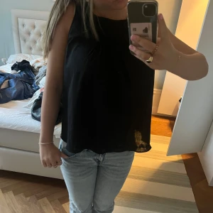 Topp - En supersnygg svart topp köpt i Italien!!