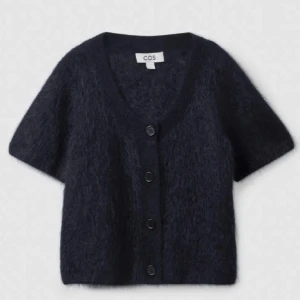 Cos tröja - Såå snygg och eftertraktad Cos tröja. Älskar denna jättemycket och den är slutsåld så säljer endast vid bra bud. 