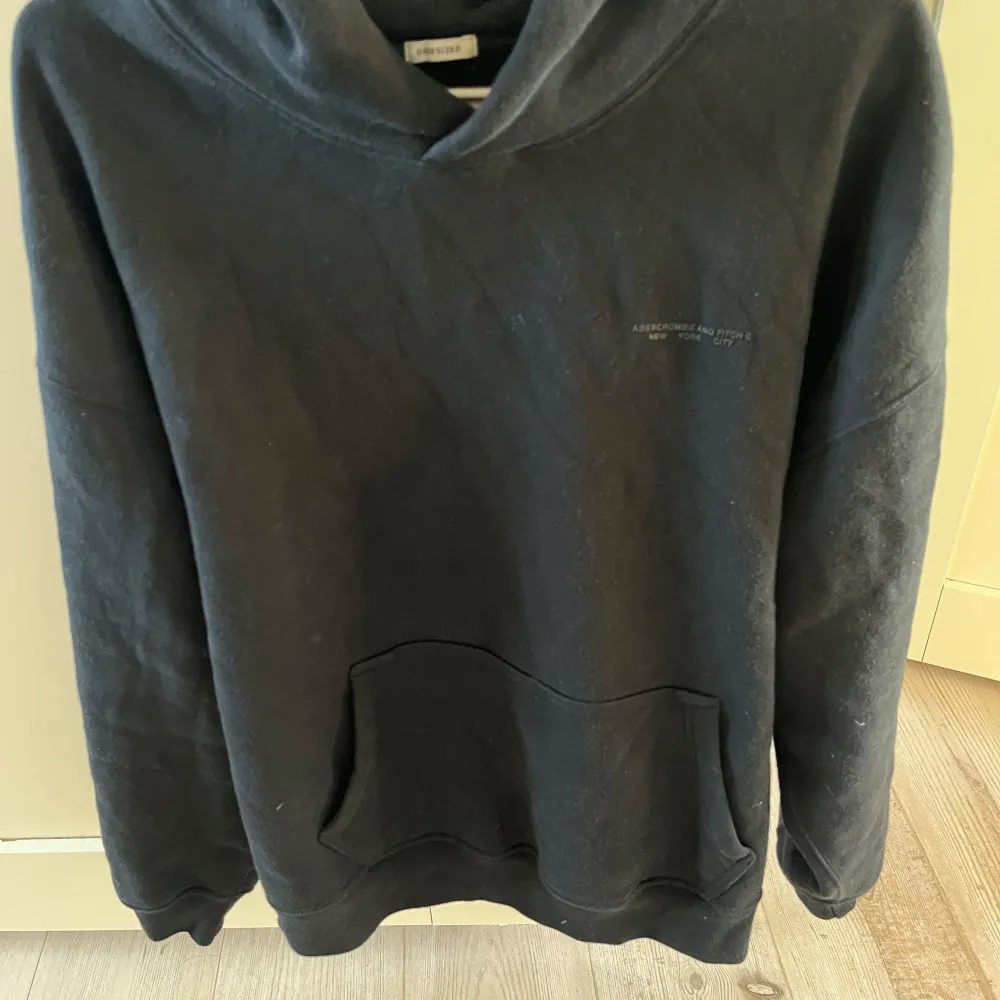 Hej, säljer min abercrombie hoodie som är i grymt skick. Väldigt skön tröja och grymt material och passar perfekt till hösten. Använt fåtal gånger och därför i grymt skick. Ny pris ca 1000kr  Pris kan diskuteras vid snabb affär. Hoodies.