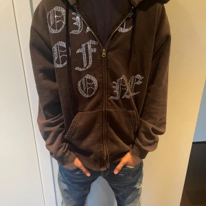 Rainstone hoddie - Säljer denna riktigt snygga rainstone hoddie använd 2-3 gånger Ny pris 1599 om ni har några frågar är det bara att fråga🙌🏻