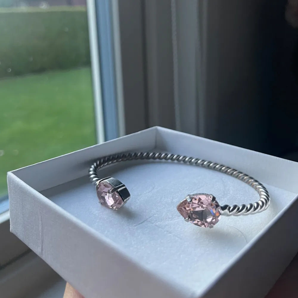 Säljer mitt Caroline Svedbom armband i silver med stenen ”vintage rose” 🥰 Säljer pga använder inte silver smycken längre. Armbandet är inte så flitigt använt och därmed inga defekter💋. Accessoarer.