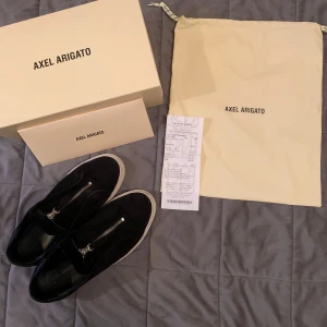 Axel Arigato skor - Säljer nu mina sparsamt använda Arigatos. Allting på bilden ingår, även kvittot. Jag har storlek 43 på andra skor men dessa är aningen stor så hade rekommenderat att du har 44. Storlek 43 (fits 44)  Skick 8/10 Hör av er vid funderingar!  