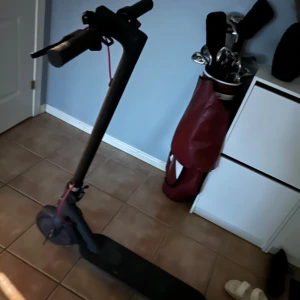 Elspark från mi - Elspark nypris runt 6000 köpt i vintras från märket Mi 20km håller runt 45 km bra skcik bara lite skrapmärken under, priset är inte hugget i sten