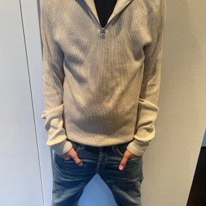 Zip up hoddie - Säljer denna zip upp hoddie från jackNJones ny pris 799