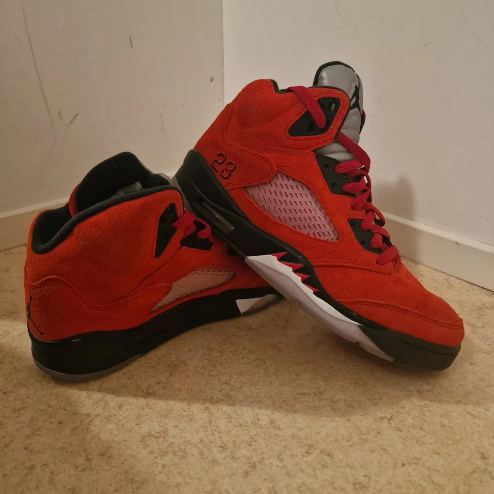 Säljer mina Nike Air Jordan 5 Retro Red, dem är helt nya använt 2 gånger. 10/10 på skorna. Nytt pris 4000 mitt pris 2500 . Har två skor en med storlek 41 och en med 42.. Skor.