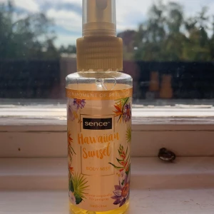 Hawaiian Sunset Body Mist från Sence - Fräsch och tropisk body mist från Sence med doften Hawaiian Sunset. Perfekt för att känna sig som på en solig strandsemester. Inte mycket använd se bild. Luktar så gott men doften som är min personlighet