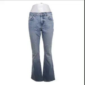 Jättefina low/midwaist jeans som tyvärr är små för mig. Står att de är i storlek 38 men de är små i storleken så skulle säga att de passar en s. Skriv om ni har några frågor❤️