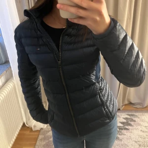 Jacka💕 - Säljer denna as snygga marinblåa Tommy Hilfiger jackan i storlek S kommer inte till användning💕pris kan diskuteras💞