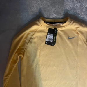 Träningstshirt, långärmad - Ljusgul långärmad träningstshirt! 