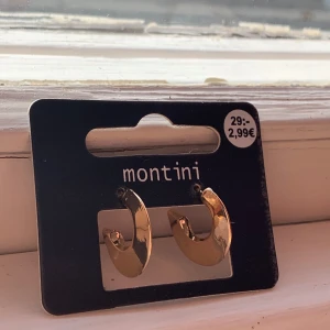 Guldörhängen från Montini - Säljer ett par snygga guldörhängen från Montini. Passar perfekt till både vardag och fest. Örhängena är nya och kommer i originalförpackning. Perfekt för att ge din outfit en extra touch