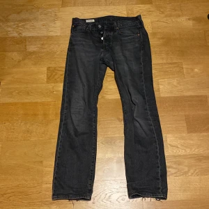 Mörkblå/svarta Levis jeans - Levis jeans 501 till salu! Använt skick men fina! Nyköpta för 1200kr  Pris kan diskuteras   