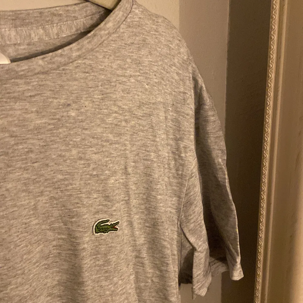 säljer denna fina tröja från lacoste, den är i riktigt bra skick🩷. T-shirts.