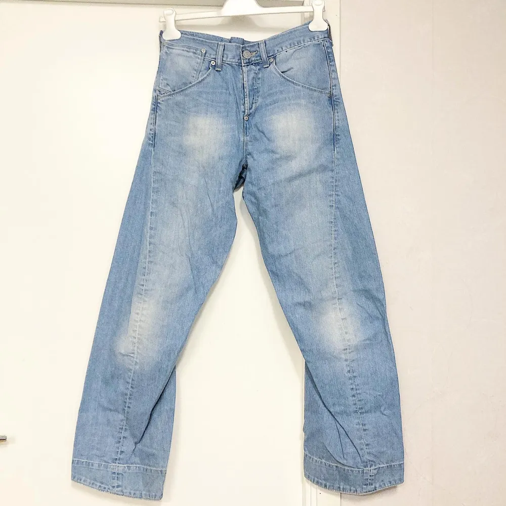 🍒WORKWEAR🍒Ett par Y2K Levi’s workwear i 100% denim. Medelhög midja, vida ben och ett reglerbart spänne bak så man kan göra midjan lite mindre. Midjemått: 38cm rakt över. Innerbenslängd: 81cm. Säljs i perfekt skick utan några defekter. Använda max 2-3ggr.🍒. Jeans & Byxor.