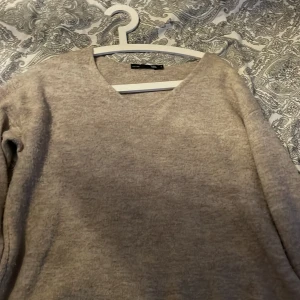 beige stickad tröja💕 - säljer denna jättefina beiga stickade tröjan ifrån lager 157💕 den är knappast använd och är i ett fint skick, men är klippt längst ned, därav priset💕