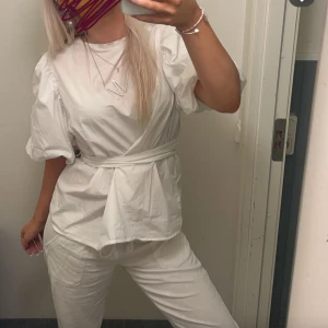 Vit topp - Vit topp som passar t allt. Snygg festtop eller finare topp. knytband back . Välja om man vill ha uringad eller ej. Str M 