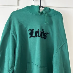 Levis hoodie  - Bra kvalite på tröjan. Knappast använd och därav säljs den.